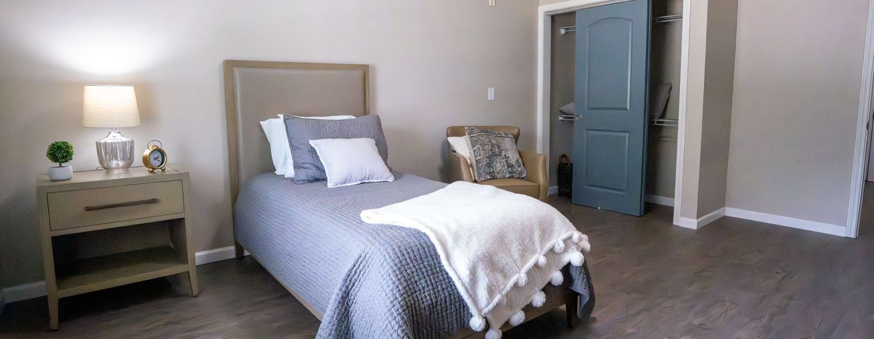 Bedroom with single bed and nightstand
