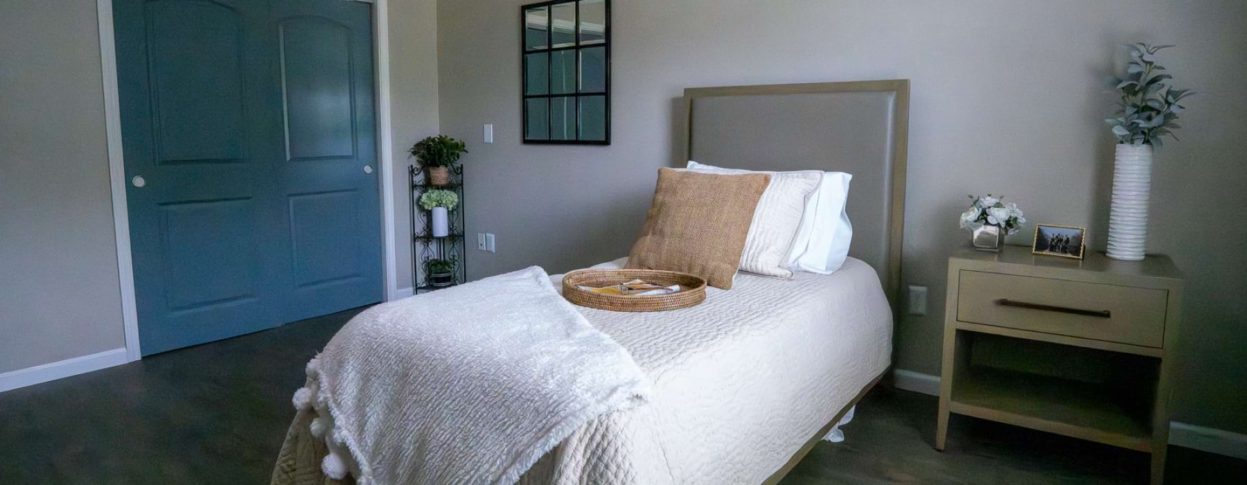 Bedroom with single bed and nightstand